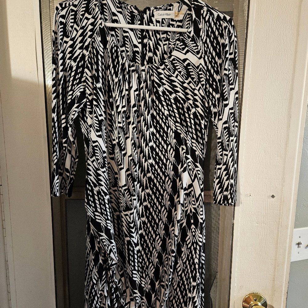 Calvin Klein dress with abstract design and ruched sides sz 10